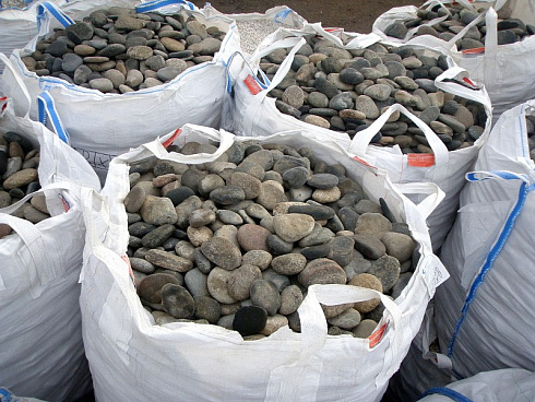 Kamenclub.ru: Галька речная плоская (ассорти) фр. 100-200-300 мм. купить  во Владимире галька плоская разноцветная серый белый темно-серый синий речная галька ландшафтная 8000 руб/т   фото КАМЕНЬ КЛУБ