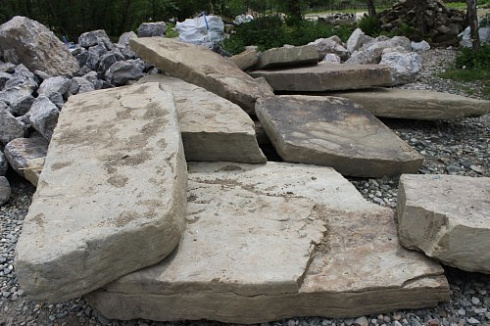 Kamenclub.ru: Песчаник плиты - плахи - пошаговые дорожки (фр. 70-150 мм)  купить во Владимире песчаник серый бежевый желтый зеленый колотый песчаник строительный 6500 руб/т   фото КАМЕНЬ КЛУБ