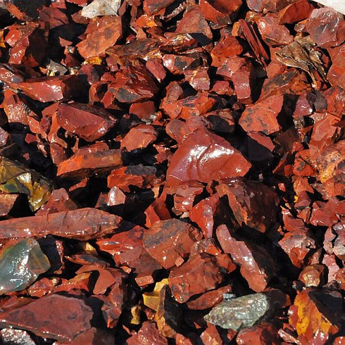 Kamenclub.ru: Щебень крошка красный (ЯШМА) фр. 20-40 мм.  купить во Владимире яшма красный, бордовый декоративный ландшафтный щебень 9000 руб/т   фото КАМЕНЬ КЛУБ