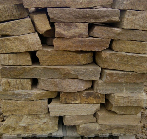 Kamenclub.ru: Песчаник пластушка желтый с рисунком (7-15 см)  купить во Владимире плитняк - пластушка - бут желтый песчаник 10200 руб/м3   фото КАМЕНЬ КЛУБ