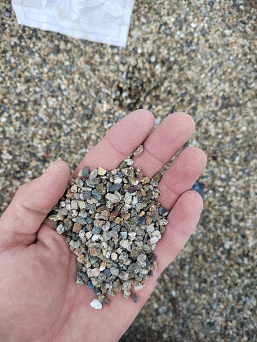 Kamenclub.ru: Галька речная окат (серая) фр.3-5 мм купить  во Владимире галька речная серая бежевый темно-серый окатанный речной камень округлый 9500 руб/т   фото КАМЕНЬ КЛУБ