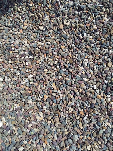 Kamenclub.ru: Галька речная окат цветная фр.5-10 мм. купить  во Владимире галька речная белый, серый, красноватый, синий, темно-серый речная окатанная галька декоративная 6800 руб/т   фото КАМЕНЬ КЛУБ