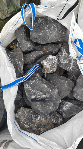 Kamenclub.ru: Черный мрамор скальник фр. 100-500 мм.  купить во Владимире мрамор черный белый серый крупный колотый валун ландшафтный 8500 руб/т   фото КАМЕНЬ КЛУБ