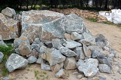 Kamenclub.ru: Гранит скальник (серо-зеленый) фр. 500-1500 мм.  купить во Владимире гранит мрамор  серый зеленый темно-серый глыба скальная колотая ландшафтная 7 500 руб/т   фото КАМЕНЬ КЛУБ