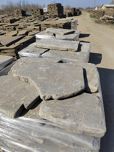 Kamenclub.ru: Песчаник пластушка галтованная светло-серая (3,0 см)  купить во Владимире песчаник светло-серый, серый ландшафтный камень рваный колотый 21000 руб/м3   фото КАМЕНЬ КЛУБ