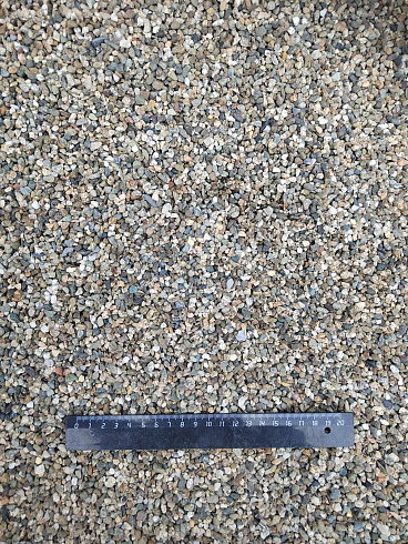 Kamenclub.ru: Галька речная окат (серая) фр.3-5 мм купить  во Владимире галька речная серая бежевый темно-серый окатанный речной камень округлый 9500 руб/т   фото КАМЕНЬ КЛУБ