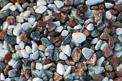 Kamenclub.ru: Мраморная крошка (щебень галтованный микс:белый-черный-розовый) фр.40-70 мм.  купить во Владимире мрамор белый, черный розовый декоративный щебень галтованный 15500 руб/т   фото КАМЕНЬ КЛУБ