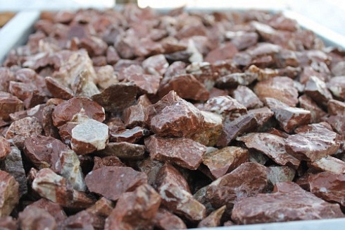 Kamenclub.ru: Мраморная крошка (щебень крошка розовый) фр. 20-40 мм.  купить во Владимире мрамор розовый, красный мраморная крошка декоративная 11000 руб/т   фото КАМЕНЬ КЛУБ