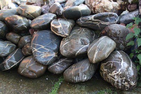 Kamenclub.ru: Валунчик Паутинник фр.100-300 мм  купить во Владимире крупный природный камень галечник темно-серый с прожилками белый черный речной валунчик 5000 руб/т   фото КАМЕНЬ КЛУБ