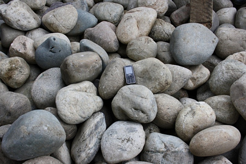 Kamenclub.ru: Темно-серый валунчик фр.100-300 мм.  купить во Владимире крупный природный камень серый, темно-серый, светло-серый речная галька большого размера окатанная 4500 руб/т   фото КАМЕНЬ КЛУБ