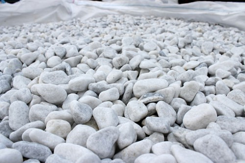 Kamenclub.ru: Мраморная крошка (щебень галтованный белый) фр.10-20 мм.  купить во Владимире мрамор белый, молочный, айвори окатанный округлый декоративный ландшафтный щебень 17000 руб/т   фото КАМЕНЬ КЛУБ