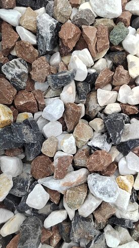 Kamenclub.ru: Мраморная крошка (щебень крошка микс : белый-черный-розовый) фр. 20-40 мм.  купить во Владимире мрамор белый, черный, розовый декоративная ландшафтная крошка 12000 руб/т   фото КАМЕНЬ КЛУБ