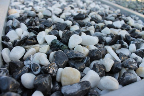 Kamenclub.ru: Мраморная крошка (щебень галтованный микс:белый-черный) фр.10-20 мм.  купить во Владимире мрамор белый, черный окатанные округлые декоративные ландшафтные камни щебня 15500 руб/т   фото КАМЕНЬ КЛУБ