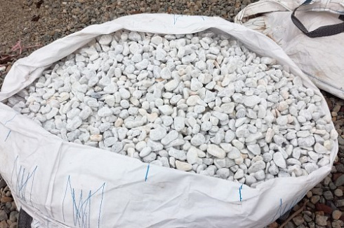 Kamenclub.ru: Мраморная крошка (щебень галтованный белый), фр.20-40 мм.  купить во Владимире мрамор белый бежевый молочный мраморный щебень декоративный 17000 руб/т   фото КАМЕНЬ КЛУБ