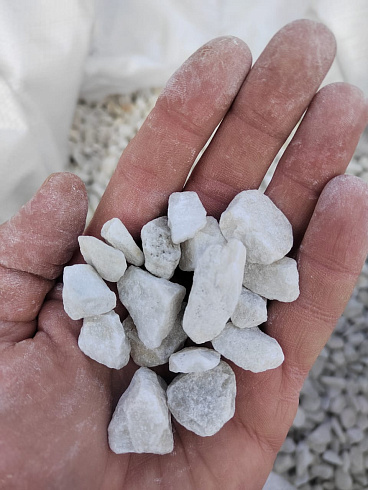 Kamenclub.ru: Мраморная крошка, щебень, цвет-белый, фр. 10-20 мм.  купить во Владимире мрамор белый, молочный айвори каменная ландшафтная декоративная крошка шебня 12000 руб/т   фото КАМЕНЬ КЛУБ