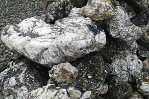 Kamenclub.ru: Черный гранит - кварцит фр. 500-1000 мм.  купить во Владимире гранит кварцит черный серый белый скальный колотый валун 9750 руб/т   фото КАМЕНЬ КЛУБ