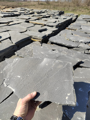 Kamenclub.ru: Песчаник пластушка светло-серый (2,0 см)  купить во Владимире плитняк- ластушка светло-серый, серый рваный ландшафтный плитняк колотый 13800 руб/м3   фото КАМЕНЬ КЛУБ