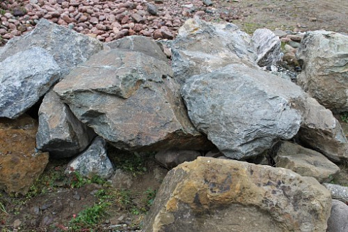 Kamenclub.ru: Змеевик скальник фр. 500-1500 мм.  купить во Владимире змеевик зеленый серый черный глыба скальная колотая 7500 руб/т   фото КАМЕНЬ КЛУБ