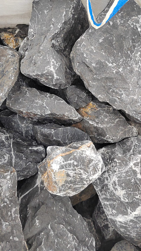 Kamenclub.ru: Черный мрамор скальник фр. 100-500 мм.  купить во Владимире мрамор черный белый серый крупный колотый валун ландшафтный 8500 руб/т   фото КАМЕНЬ КЛУБ