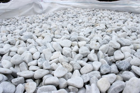 Kamenclub.ru: Мраморная крошка (щебень галтованный белый) фр.10-20 мм.  купить во Владимире мрамор белый, молочный, айвори окатанный округлый декоративный ландшафтный щебень 17000 руб/т   фото КАМЕНЬ КЛУБ