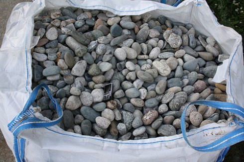 Kamenclub.ru: Галька речная окат (ассорти) фр. 50-100 мм. купить  во Владимире галька природная округлая серая белая черная серая коричневая синяя галька речная окатанная округлая 6200 руб/т   фото КАМЕНЬ КЛУБ