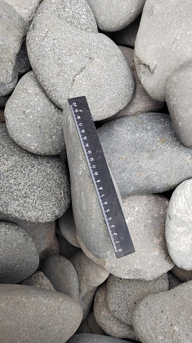 Kamenclub.ru: Галька речная плоская (темно-серая) фр. 70-150 мм. купить  во Владимире галечник природный темно-серый серый синий речная плоская природная окатанная  9000 руб/т   фото КАМЕНЬ КЛУБ