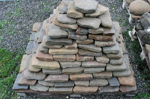 Kamenclub.ru: Песчаник галтованный для облицовки (фр. 2-5 см)  купить во Владимире песчник рыжий желтый серый песчаник окатанный речной 6 000 руб/т   фото КАМЕНЬ КЛУБ