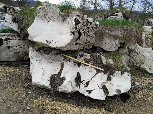 Kamenclub.ru: Выветренный известняк (степной) фр. 500-1500 мм.  купить во Владимире    10000 руб/т   фото КАМЕНЬ КЛУБ