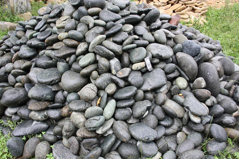 Kamenclub.ru: Темно-серый валунчик фр.100-300 мм.  купить во Владимире крупный природный камень серый, темно-серый, светло-серый речная галька большого размера окатанная 4500 руб/т   фото КАМЕНЬ КЛУБ