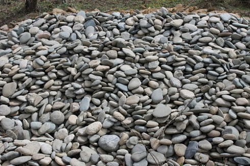 Kamenclub.ru: Галька речная плоская (ассорти) фр. 100-200-300 мм купить  во Владимире галька галечник природный серый, белый темно-серый синий рыжий светло-серый природная галька плоская крупная 8000 руб/т   фото КАМЕНЬ КЛУБ