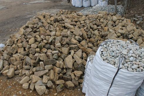 Kamenclub.ru: Песчаник для строительства и кладки блочный (фр 100-200 мм)  купить во Владимире песчаник бежевый серый рыжий валун мелкий для строительства песчаник 6500 руб/т   фото КАМЕНЬ КЛУБ