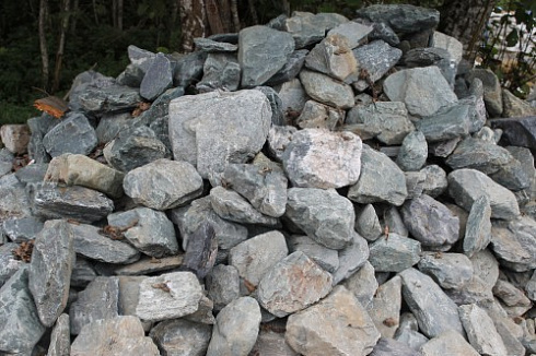 Kamenclub.ru: Гранит скальник (серо-зеленый) фр. 100-500 мм.  купить во Владимире гранит зеленый, серый, салатовый крупный ландшафтный валун 6 000 руб/т   фото КАМЕНЬ КЛУБ