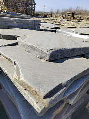 Kamenclub.ru: Песчаник пластушка галтованная светло-серая (3,0 см)  купить во Владимире песчаник светло-серый, серый ландшафтный камень рваный колотый 21000 руб/м3   фото КАМЕНЬ КЛУБ