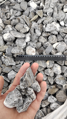 Kamenclub.ru: Щебень галтованный черный (мрамор) фр.40-70 мм.  купить во Владимире мрамор черный с белыми прожилками, черный, белый щебень галтованный округлый 13500 руб/т   фото КАМЕНЬ КЛУБ