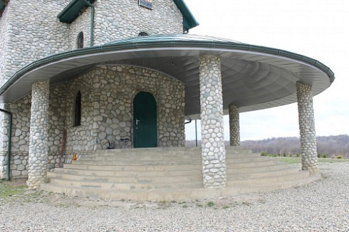 Kamenclub.ru: Галька речная плоская (бело-серая) фр. 100-200-300 мм. купить  во Владимире галька речная плоская серый, белый, бело-серый, серо-белый речная галька плоская  9000 руб/т   фото КАМЕНЬ КЛУБ