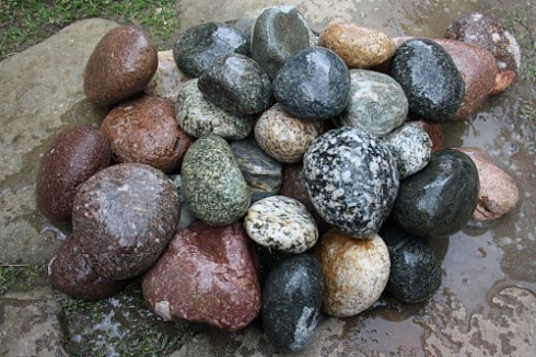 Kamenclub.ru: Галька окат (цветная картошка) фр. 50-100 мм. купить  во Владимире галька природная окатанная серый белый цветной синий темно-серый коричневый округлый галечник окатанный 6800 руб/т   фото КАМЕНЬ КЛУБ