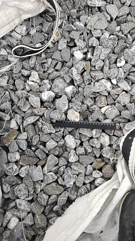 Kamenclub.ru: Щебень галтованный черный (мрамор) фр.40-70 мм.  купить во Владимире мрамор черный с белыми прожилками, черный, белый щебень галтованный округлый 13500 руб/т   фото КАМЕНЬ КЛУБ