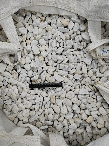 Kamenclub.ru: Мраморная крошка (щебень галтованный белый) фр.40-70 мм.  купить во Владимире мрамор белый молочный айвори окатанный округлый природный камень 17000 руб/т   фото КАМЕНЬ КЛУБ