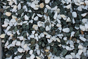 Kamenclub.ru: Мраморная крошка (щебень крошка микс: белый-зеленый) фр. 10-20 мм.  купить во Владимире мрамор белый, зеленый каменная ландшафтная декоративная крошка щебня 9500 руб/т   фото КАМЕНЬ КЛУБ