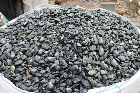 Kamenclub.ru: Щебень галтованный зеленый (змеевик) фр. 20-40 мм.  купить во Владимире мрамор зеленый, салатовый оголтованный щебень мраморный 12500 руб/т   фото КАМЕНЬ КЛУБ