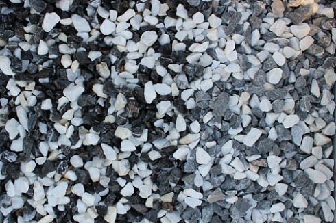 Kamenclub.ru: Мраморная крошка (щебень крошка микс : черный-белый) фр. 10-20 мм.  купить во Владимире мрамор белый, черный каменная декоративная крошка ландшафтная 12000 руб/т   фото КАМЕНЬ КЛУБ