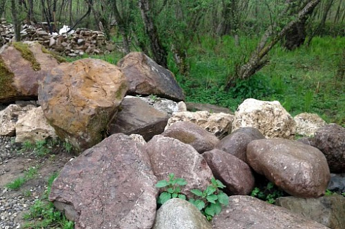 Kamenclub.ru: Конгломераты фр. 300-1000 мм.  купить во Владимире кварц мрамор диабаз коричневый, серый зеленоватый речной валун крупный 6500 руб/т   фото КАМЕНЬ КЛУБ