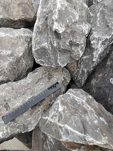 Kamenclub.ru: Черный мрамор скальник фр. 100-500 мм.  купить во Владимире мрамор черный белый серый крупный колотый валун ландшафтный 8500 руб/т   фото КАМЕНЬ КЛУБ