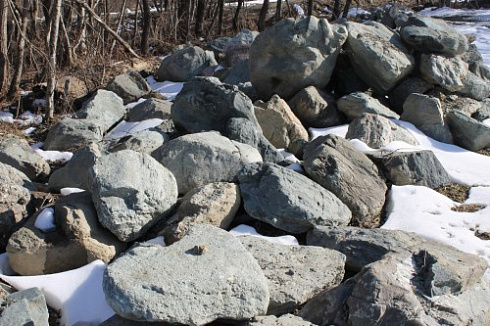 Kamenclub.ru: Гранит скальник (серо-зеленый) фр. 500-1500 мм.  купить во Владимире гранит мрамор  серый зеленый темно-серый глыба скальная колотая ландшафтная 7 500 руб/т   фото КАМЕНЬ КЛУБ