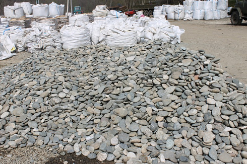 Kamenclub.ru: Галька речная плоская (серо-белая) фр. 70-120 мм. купить  во Владимире галька галечник речной серый, белый окатанная плоская  природная галька 9000 руб/т   фото КАМЕНЬ КЛУБ