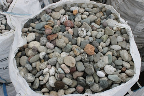 Kamenclub.ru: Галька окат (цветная картошка) фр. 50-100 мм. купить  во Владимире галька природная окатанная серый белый цветной синий темно-серый коричневый округлый галечник окатанный 6800 руб/т   фото КАМЕНЬ КЛУБ