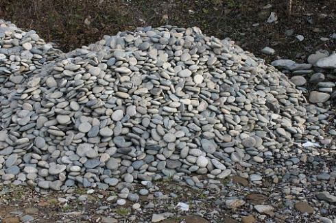 Kamenclub.ru: Галька речная плоская (ассорти) фр. 70-150 мм. купить  во Владимире галька галечник серый белый темно-серый синий светло-серый плоская природная галька  9000 руб/т   фото КАМЕНЬ КЛУБ