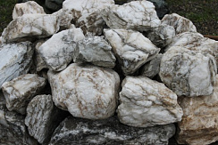 Kamenclub.ru: Мраморизированный известняк фр. 100-500 мм.  купить во Владимире известняк серый белый темно-серый сероватый валун природного образования окатанный 10500 руб/т   фото КАМЕНЬ КЛУБ