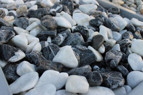 Kamenclub.ru: Мраморная крошка (щебень галтованный микс:: белый-черный) фр.20-40 мм  купить во Владимире мрамор белый, черный мраморный галтованный щебень 15500 руб/т   фото КАМЕНЬ КЛУБ