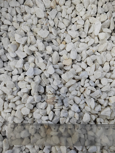 Kamenclub.ru: Мраморная крошка, щебень, цвет-белый, фр. 5-10 мм.  купить во Владимире мрамор белый, айвори, молочный мраморная каменная крошка ландшафтная 12000 руб/т   фото КАМЕНЬ КЛУБ